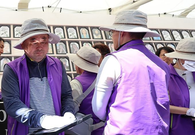 16일 오후 서울광장에 마련된 10·29 이태원 참사 합동 분향소에서 유가족들이 희생자 영정을 전달 받고 있다. 연합뉴스