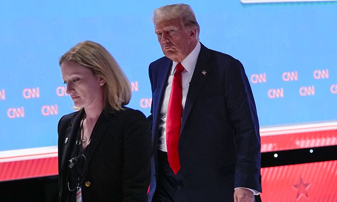 27일(현지시간) 도널드 트럼프 전 대통령이 조 바이든 대통령과의 TV 토론 휴식 중 무대를 나서고 있다. AP연합뉴스