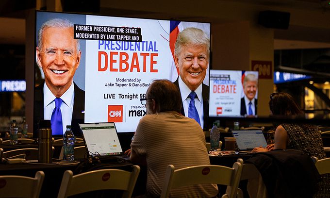 27일(현지시간) 미국 조지아주 애틀랜타의 조지아공대 캠퍼스에 마련된 프레스룸에서 기자들이 조 바이든 미국 대통령과 도널드 트럼프 전 대통령 간 첫 대선 후보 TV 토론이 시작되기를 기다리고 있다. 로이터연합뉴스