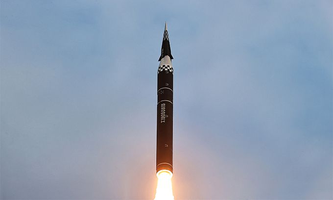 북한이 만든 극초음속미사일이 화염을 뿜으며 상승하고 있다. 노동신문·뉴스1