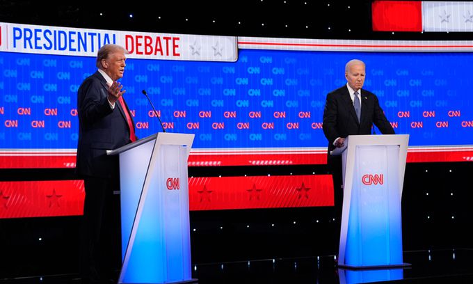조 바이든(오른쪽) 미국 대통령과 공화당 대선 후보인 도널드 트럼프 전 대통령이 27일(현지시간) 조지아주 애틀랜타에 있는 CNN 스튜디오에서 일 대 일 TV 토론을 하고 있다. AP뉴시스