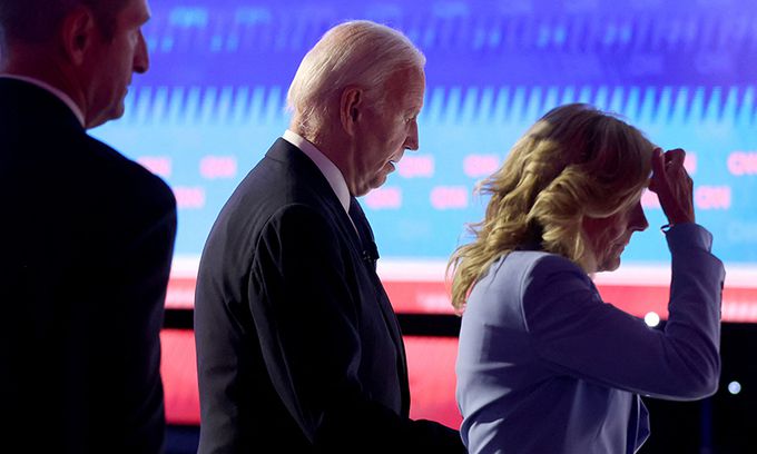 27일(현지시간) 조 바이든 미국 대통령이 도널드 트럼프 전 대통령과의 TV 토론에서 영부인 질 바이든과 함께 퇴장하고 있다. AFP연합뉴스