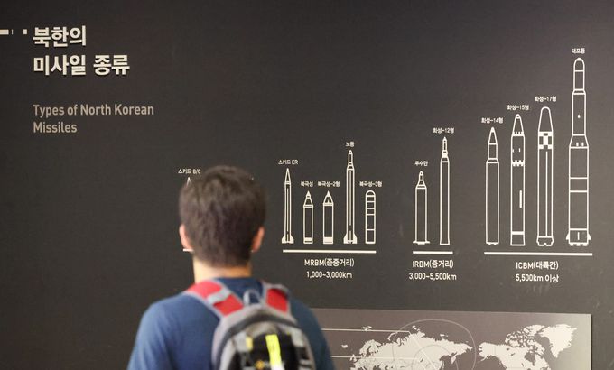 서울 용산구 전쟁기념관 6.25 전쟁 전시실에서 한 관람객이 북한 미사일 관련 안내문을 읽고 있다. 뉴시스