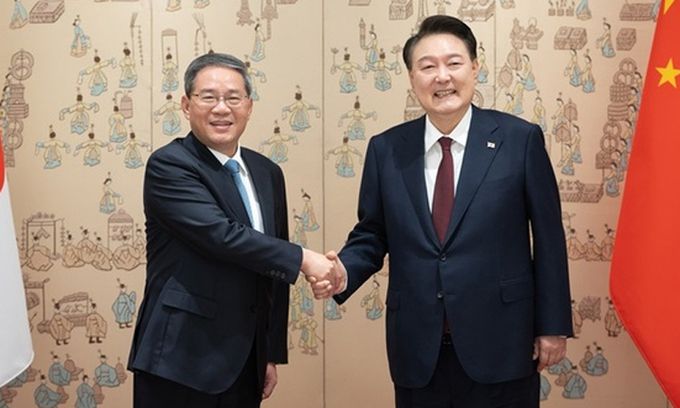 윤석열 대통령과 리창 중국 국무원 총리가 지난 5월 26일 서울 용산 대통령실에서 열린 회담에서 악수하고 있다. 대통령실 제공