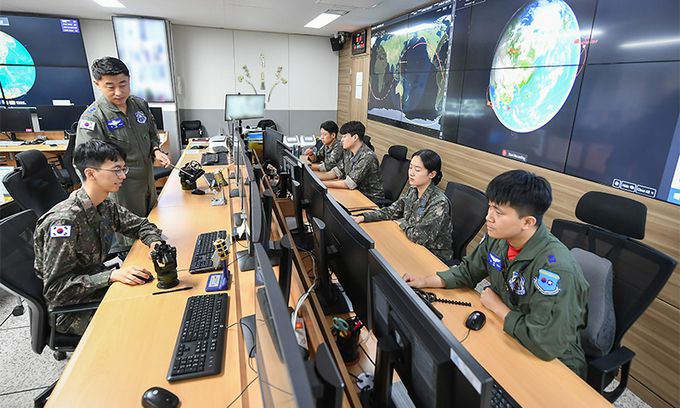 우주작전전대 우주작전센터에서 임무를 수행하고 있는 장면. 공군 제공