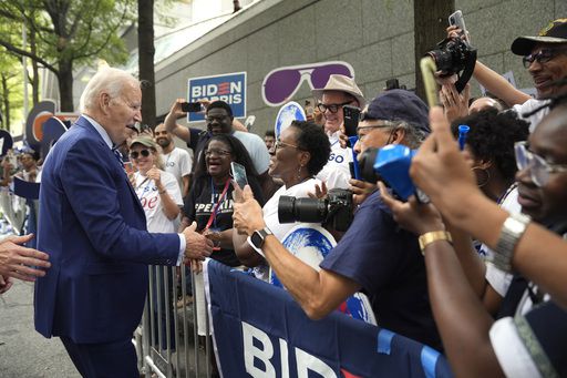 조 바이든 미국 대통령이 27일(현지시각) 조지아주 애틀랜타에서 지지자들과 인사를 나누고 있다. 뉴시스