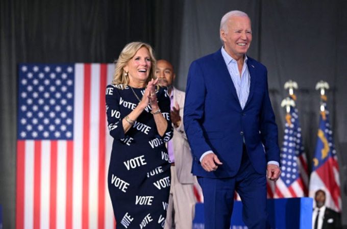 조 바이든 미국 대통령 부부가 28일(현지시간) 노스캐롤라이나주 랄리에서 대선 유세를 위해 행사장에 입장하고 있다. 영부인 질 바이든 여사의 원피스가 온통 ‘투표’(VOTE)라는 단어로 뒤덮여 있다. AFP연합뉴스.