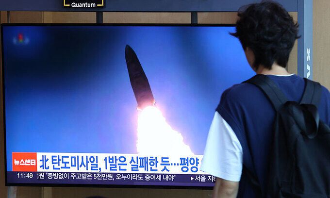 1일 서울 중구 서울역 대합실에서 시민들이 북한의 탄도미사일 발사 관련 보도를 시청하고 있다. 뉴시스