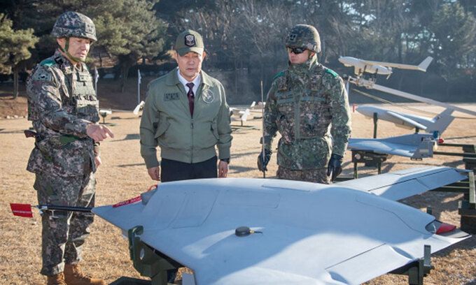 신원식 국방부 장관이 1월 드론작전사령부를 방문해 전력현황을 보고받는 자리에서 모형 스텔스 무인기를 보고 있다. 국방부 제공