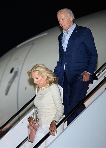 전용기서 내리는 바이든 부부 조 바이든 미국 대통령(오른쪽)과 영부인 질 바이든 여사가 지난달 29일(현지시간) 대통령 별장인 캠프데이비드로 가기 위해 메릴랜드주 헤이거스타운 공항에 도착해 전용기에서 내리고 있다. 헤이거스타운=AFP연합뉴스