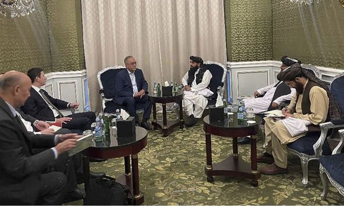 카타르 도하에서 지난 6월 30일 열린 아프가니스탄 탈레반 관련 '도하 3차' 회의에 참석한 탈레반 수석 대변인 자비훌라 무자히드(오른쪽에서 세 번째)가 아프간 파견 우즈베키스탄 대통령 특사 이스마툴라 이르가셰프와 대화하고 있다. AP뉴시스
