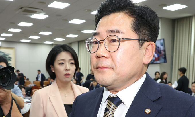 국민의힘 배현진 의원(왼쪽)이 1일 국회에서 열린 운영위원회 전체회의에서 잠시 휴정한 뒤 나가는 더불어민주당 소속 박찬대 위원장(오른쪽)에게 항의하고 있다. 연합뉴스