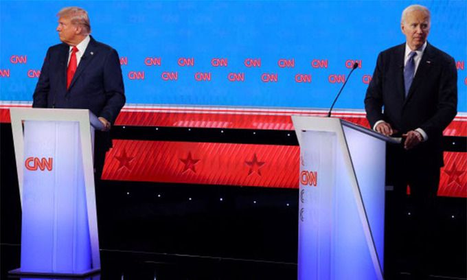 지난 6월 27일(현지시간) 열린 미국 대선 TV 토론회에서 조 바이든 현 대통령(오른쪽)과 도널드 트럼프 전 대통령이 서로 시선을 피하며 반대쪽을 바라보고 있다. 이날 두 사람은 악수조차 하지 않았다. 로이터연합뉴스