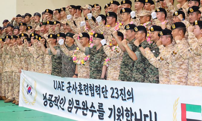 구호 외치는 아크부대 23진 2일 오전 인천 계양구 국제평화지원단에서 열린 ‘아크부대 23진 파병 환송식’에서 아크부대원들이 구호를 외치며 기념 촬영하고 있다. 아크부대 23진은 아랍에미리트(UAE)로 파병돼 8개월간 군사훈련 및 협력, 재외국민 보호 등의 임무를 수행할 예정이다. 인천=연합뉴스