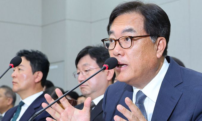 1일 국회에서 열린 운영위원회 전체회의에서정진석 대통령실 비서실장이 의원 질의에 답하고 있다. 연합뉴스