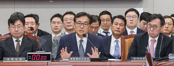 질의 답변하는 정진석 비서실장 정진석 대통령 비서실장이 1일 국회 운영위원회 전체회의에서 의원 질의에 답변하고 있다. 앞줄 왼쪽부터 성태윤 대통령실 정책실장, 정 비서실장, 장호진 국가안보실장. 가운데 줄 왼쪽부터 이도운 홍보수석, 홍철호 정무수석, 김태효 국가안보실 1차장, 인성환 국가안보실 2차장. 최상수 기자