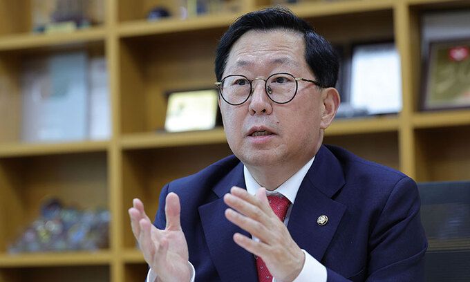 국민의힘 유용원 의원이 지난달 27일 서울 여의도 국회 의원회관에서 세계일보와 인터뷰를 갖고 “병력이 안정적으로 확보되지 않는다면 군은 무너질 수밖에 없다. 인구절벽으로 지금 추세대로라면 2040년쯤 우리 군은 30만명을 채우기도 힘들 것”이라며 직업군인 처우 개선을 강조하고 있다. 이재문 기자