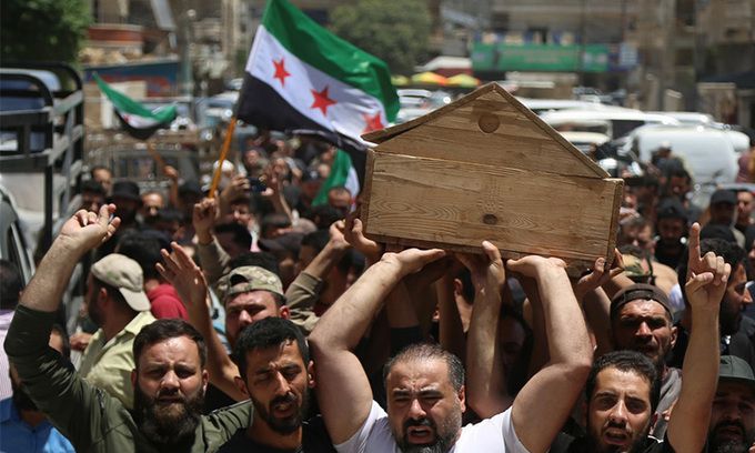 2일(현지시간) 시리아 알레포 외곽의 한 마을에서 주민들이 튀르키예 반대 시위 도중 숨진 이의 시신이 든 관을 들고 행진 중이다. EPA연합뉴스