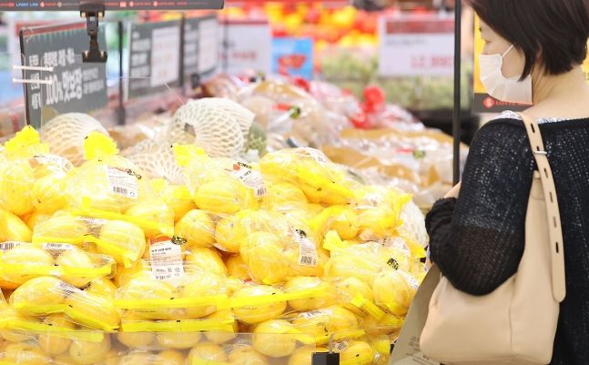 서울의 한 대형마트에서 한 시민이 참외를 고르고 있다. 뉴스1