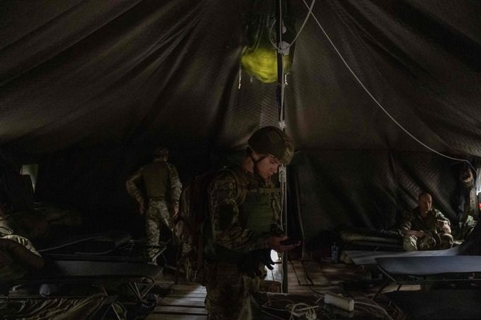 지난 6월 28일 러시아의 우크라이나 침공에 우크라이나 육군 제92돌격여단에 합류한 우크라이나 죄수들이 하르키우 지역의 미공개 지역에 모여 훈련을 준비하고 있다. AFP연합뉴스