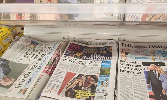 지난 6월 29일(현지시간) 영국 런던 상점의 한 신문 진열대에 미국 대선 TV 토론 기사를 다룬 영국 신문들이 놓여 있다. 연합뉴스
