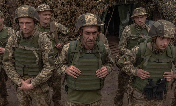 지난 6월 28일 러시아의 우크라이나 침공에 우크라이나 육군 제92돌격여단에 합류한 우크라이나 죄수들이 하르키우 지역의 미공개 지역에 모여 훈련을 하고 있다. AFP연합뉴스