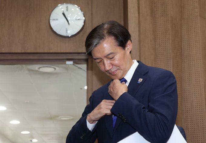 조국 조국혁신당 대표가 4일 오전 서울 여의도 국회 소통관에서 차기 당 대표 출마를 위한 현 대표 사퇴 기자회견을 준비하고 있다. 뉴시스