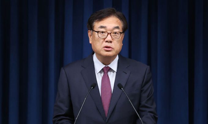 정진석 대통령 비서실장이 4일 서울 용산 대통령실 청사에서 김병환 금융위원장 후보자, 이진숙 방송통신위원장 후보자, 김완섭 환경부 장관 후보자 등 윤석열 대통령의 정무직 인선 브리핑을 하고 있다. 뉴시스