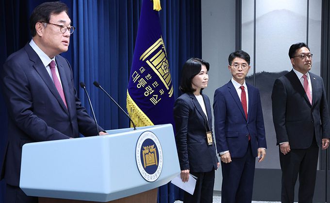 정진석 대통령 비서실장이 4일 서울 용산 대통령실 청사에서 윤석열 대통령의 정무직 인선 브리핑을 하고 있다. 왼쪽부터 정 비서실장, 이진숙 방송통신위원장 후보자, 김완섭 환경부 장관 후보자, 김병환 금융위원장 후보자. 뉴시스
