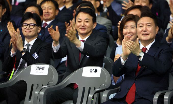 尹대통령 뒤에서 함께 박수 윤석열 대통령이 4일 인천시 남동체육관에서 열린 ‘한국자유총연맹 창립 제70주년 기념식’에서 손뼉을 치고 있다. 윤 대통령은 이날 기념식 축사에서 “올바른 역사관, 책임 있는 국가관, 확고한 안보관을 바로 세우는 일이 무엇보다 중요하다”고 말했다. 뒤편으로 국민의힘 당대표 선거에 출마한 한동훈(왼쪽부터), 원희룡, 나경원 후보가 함께 박수치고 있다. 대통령실사진기자단