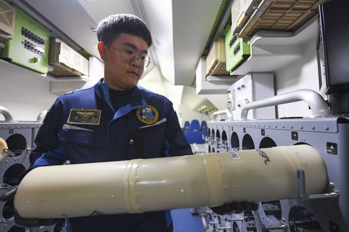 P-8A 해상초계기 승무원이 대잠작전에 사용하는 소노부이를 점검하고 있다. 해군 제공