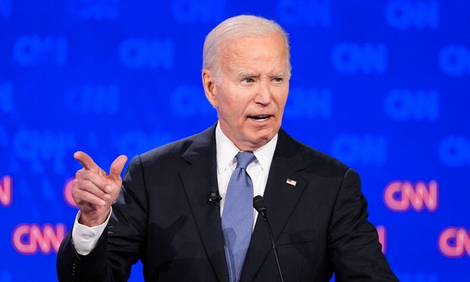 조 바이든 미국 대통령이 지난 6월 27일(현지시간) 조지아주 애틀랜타에 있는 CNN 스튜디오에서 공화당 대선 후보 도널드 트럼프 전 대통령과 일 대 일 TV 토론을 하고 있다. AP뉴시스