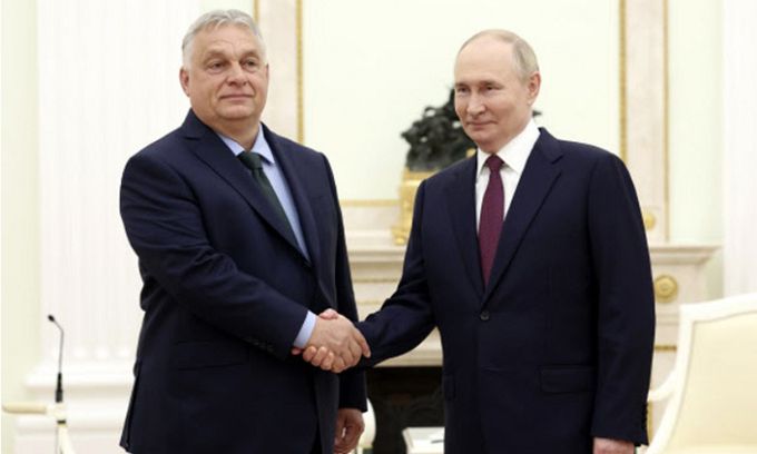 5일(현지시간) 러시아 모스크바를 방문한 빅토르 오르반 헝가리 총리(왼쪽)가 블라디미르 푸틴 러시아 대통령과 악수를 나누고 있다. 헝가리는 올해 하반기 EU 의장국이다. AP연합뉴스