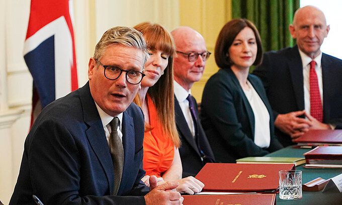 6일(현지시간) 키어 스타머 영국 신임 총리(왼쪽)가 런던 다우닝가 10번지 총리 집무실 겸 관저에서 총선 승리 후 임명한 주요 장관들과 첫 내각 회의를 열고 새 정부의 국정과제에 대해 논의하고 있다. 런던=AP연합뉴스