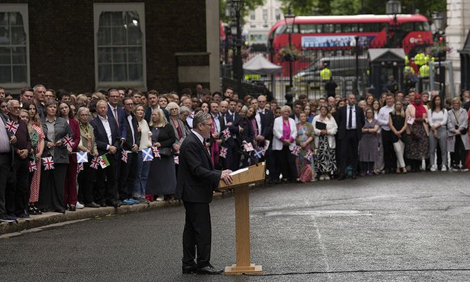키어 스타머 영국 신임 총리가 5일 런던 다우닝가 10번지 총리 관저 앞에서 새 총리로서 첫 연설을 하고 있다. AP뉴시스