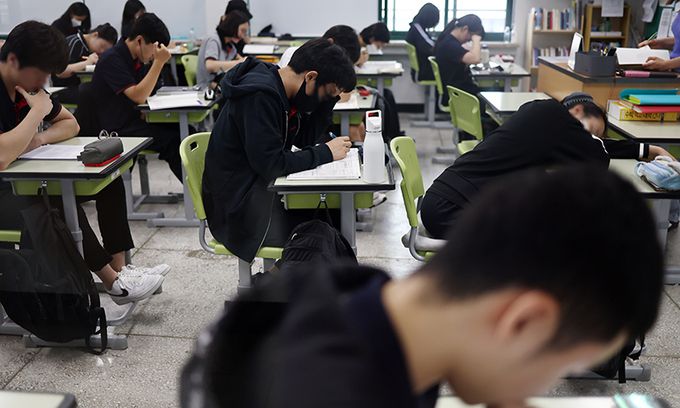 서울의 한 고등학교 3학년 교실에서 학생들이 공부를 하고 있다. 연합뉴스