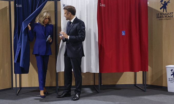 7일(현지시간) 프랑스 북부 르투케에 있는 투표소에서 에마뉘엘 마크롱 대통령이 투표 후 투표소를 빠져나오고 있다. AFP연합뉴스