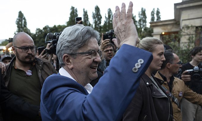 7일(현지시간) 프랑스 좌파 연합 내 굴복하지않는프랑스(LFI)의 장뤼크 멜랑숑 대표가 파리 시내에서 총선 2차 투표 출구조사 결과가 발표된 뒤 웃음을 짓고 있다. EPA연합뉴스