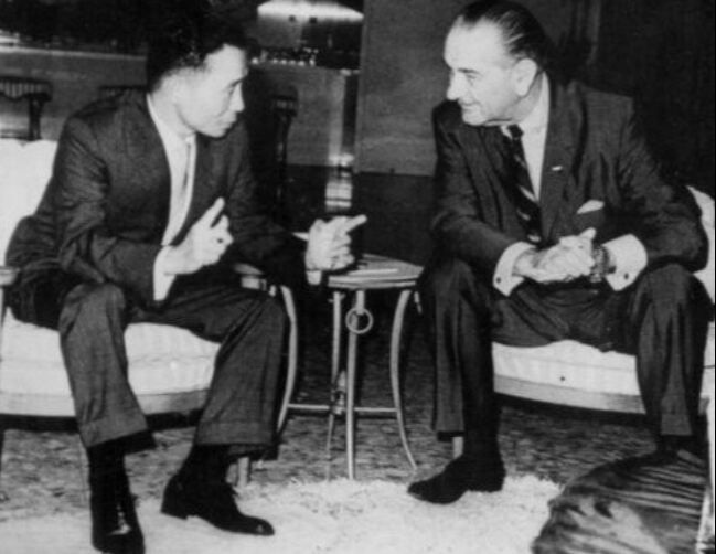 1968년 당시 린든 B 존슨 미국 대통령(오른쪽)이 하와이에서 박정희 대통령과 만나 정상회담을 하고 있다. 연합뉴스