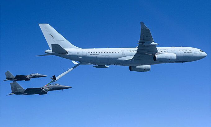 공군 KC-330 공중급유기가 후미로 진입한 F-15K 전투기에 급유 붐을 길게 내려 공중급유를 시도하고 있다. 연합뉴스