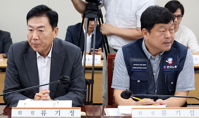 최저임금위원회 류기정 사용자 위원과 류기섭 근로자 위원이 9일 세종시 정부세종청사에서 열린 제9차 전원회의서 서로 다른곳을 바라보고 있다. 세종=뉴시스