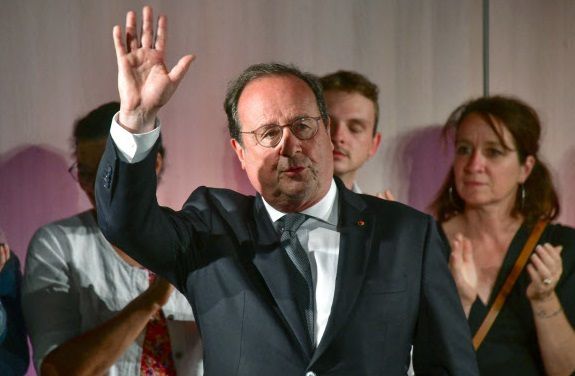 2012∼2017년 프랑스 대통령을 지낸 프랑수아 올랑드가 7일(현지시간) 실시된 프랑스 하원의원 총선거에서 당선이 확정된 뒤 지지자들에게 손을 흔들고 있다. AFP연합뉴스