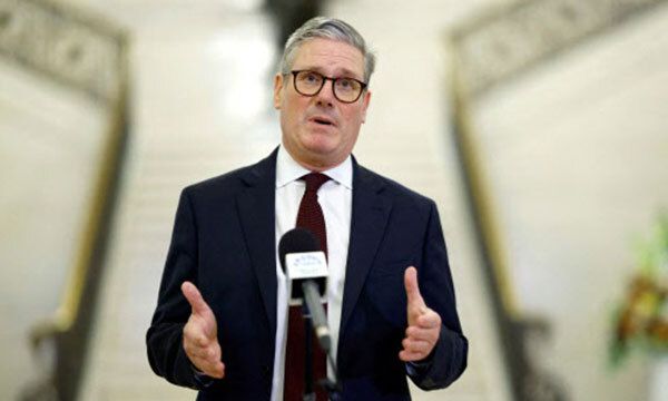 키어 스타머 신임 영국 총리가 8일(현지시간) 북아일랜드 벨파스트를 방문해 현지 취재진의 질문에 답하고 있다. 로이터연합뉴스