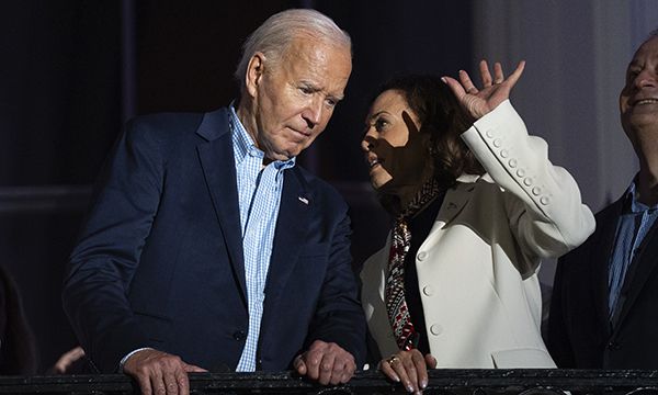 조 바이든 미국 대통령(왼쪽)이 지난 4일(현지시간) 백악관에서 열린 독립기념일 기념행사 도중 카멀라 해리스 부통령의 얘기에 귀를 기울이고 있다. AP연합뉴스