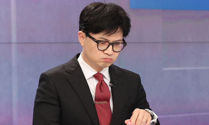 지난 9일 서울 중구 TV조선에서 국민의힘 전당대회에 출마한 한동훈 당대표 후보가 첫 TV토론회에 참가하고 있다. 뉴스1