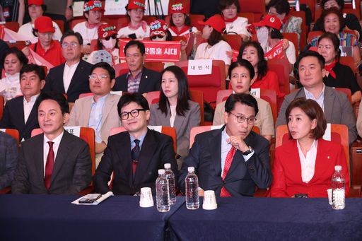 PK 당심 잡기 국민의힘 원희룡(앞줄 왼쪽부터), 한동훈, 윤상현, 나경원 당 대표 후보가 10일 오후 부산 벡스코에서 열린 제4차 전당대회 부산·울산·경남 합동연설회에서 나란히 앉아 황우여 비상대책위원장의 발언을 듣고 있다. 부산=연합뉴스