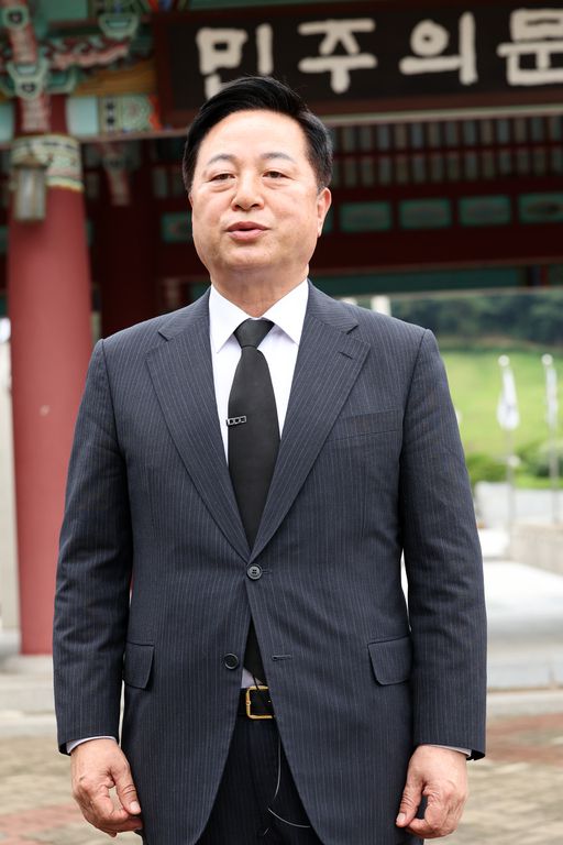 더불어민주당 당대표 선거에 출마한 김두관 전 의원이 지난 9일 광주 북구 국립 5·18 민주묘지에서 소감을 밝히고 있다. 연합뉴스