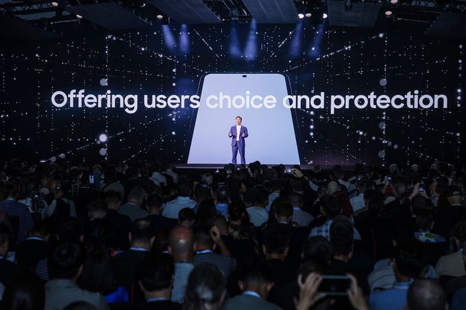 삼성전자 모바일(MX)사업부장 노태문 사장이 10일(현지시간) 프랑스 파리에서 열린 신제품 공개 행사 '갤럭시 언팩 2024'에서 갤럭시 제품 사용자는 직접 클라우드 AI 사용 여부를 설정해 정보유출 우려를 줄일 수 있다고 설명하고 있다. 삼성전자 제공