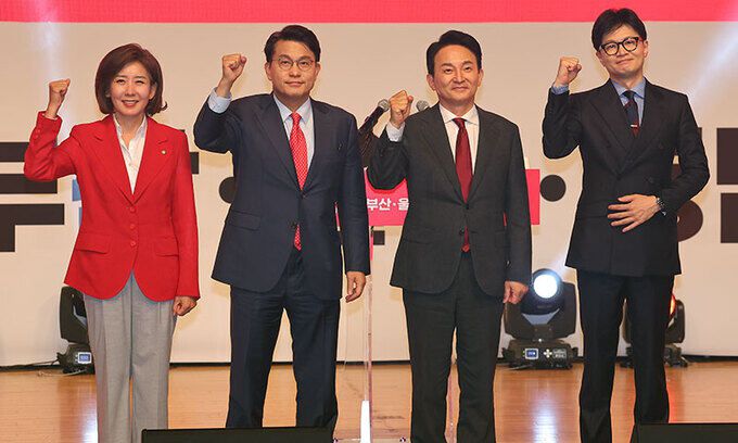 국민의힘 대표후보들이 10일 부산 해운대구 벡스코 오디토리움에서 열린 제4차 전당대회 부산·울산·경남 합동연설회에서 정견발표를 마친 후 주먹을 불끈 쥐어 보이고 있다. 왼쪽부터 나경원, 윤상현, 원희룡, 한동훈 후보. 연합뉴스