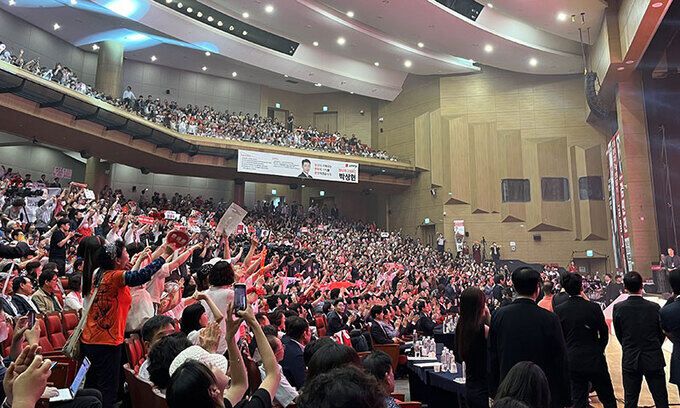 부산 해운대구 벡스코에서 지난 10일 열린 부산·울산·경남 합동연설회를 찾은 국민의힘 당원들이 지지하는 후보를 향해 열띤 응원을 펼치고 있다. 김나현 기자